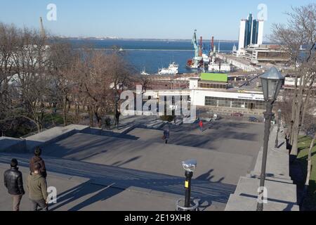 Menschen auf Potemkin Treppe in Odessa, Ukraine, gegen den Hafen von Odessa. Diese riesige Treppe wurde 1837-1841 gebaut Stockfoto