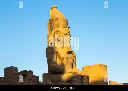 Ägypten, Luxor, Luxor Tempel, Kolosse von Ramses 11 Im ersten Hof Stockfoto