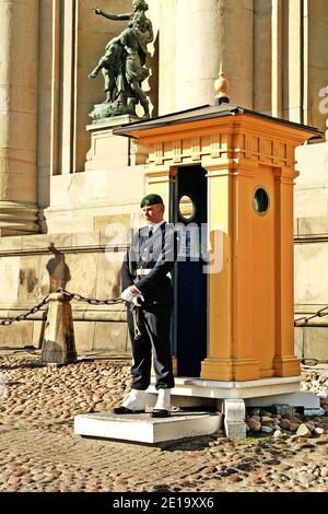 STOCKHOLM, SCHWEDEN - 13. AUGUST 2013: Königliche Garde zum Schutz des Königspalastes in Stockholm Stockfoto