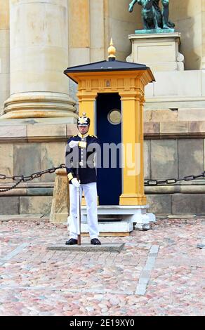 STOCKHOLM, SCHWEDEN - 13. AUGUST 2013: Königliche Garde zum Schutz des Königspalastes in Stockholm Stockfoto