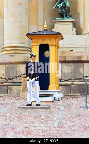 STOCKHOLM, SCHWEDEN - 13. AUGUST 2013: Königliche Garde zum Schutz des Königspalastes in Stockholm Stockfoto