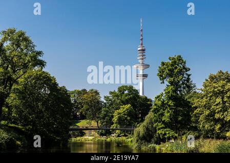 Blick auf den Heinrich-Hertz-Turm, Funktelekommunikationsturm von den Planten un Blomen, Stadtpark in Hamburg, Deutschland Stockfoto