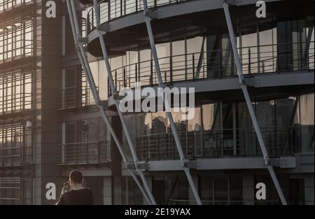 London, England - Apr 20, 2019 : Rückansicht eines jungen Mannes, der Smartphone hält, das schöne Landschaft fotografiert, während er Sehenswürdigkeiten eines Urlaubs besucht. Stockfoto