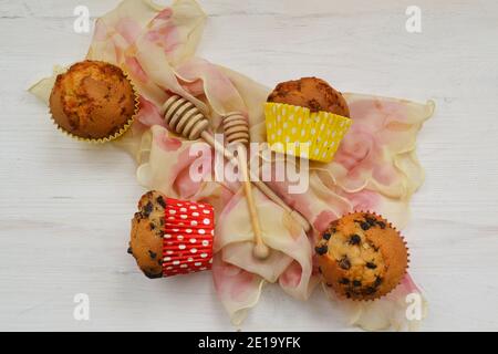 Süße Honigmuffins mit Puderzucker bestreut auf einem Holz Tabellenansicht von oben Stockfoto