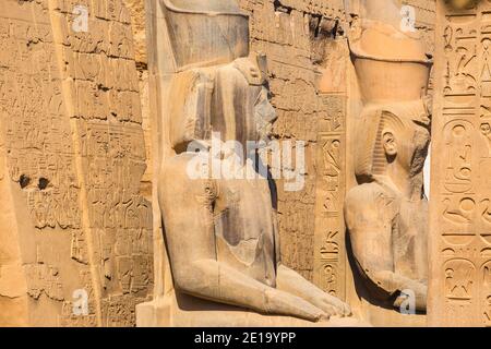 Ägypten, Luxor, Luxor Tempel, zwei Kolossi von Ramesses 11 am Eingang zum Tempel Stockfoto