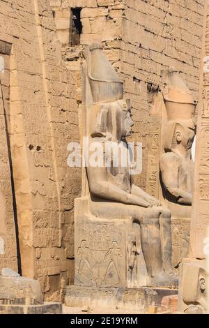 Ägypten, Luxor, Luxor Tempel, einer von zwei Kolossi von Ramesses 11 am Eingang zum Tempel Stockfoto