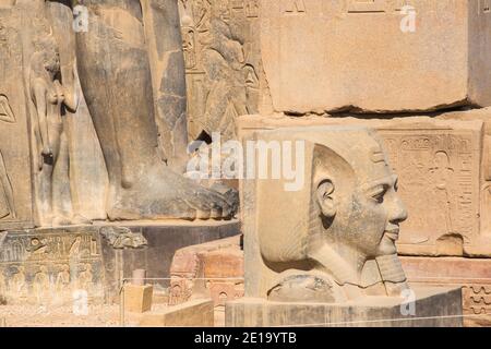 Ägypten, Luxor, Luxor Tempel, einer von zwei Kolossi von Ramesses 11 am Eingang zum Tempel Stockfoto