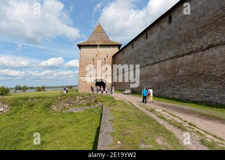 Die Menschen in der Festung Oreschek bei St. Petersburg, Russland. Gegründet im Jahr 1323, stark beschädigt im Zweiten Weltkrieg, ist die Festung als UNESCO-Weltkulturerbe Stockfoto