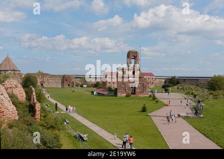 Die Menschen in der Festung Oreschek bei St. Petersburg, Russland. Gegründet im Jahr 1323, stark beschädigt im Zweiten Weltkrieg, ist die Festung als UNESCO-Weltkulturerbe Stockfoto