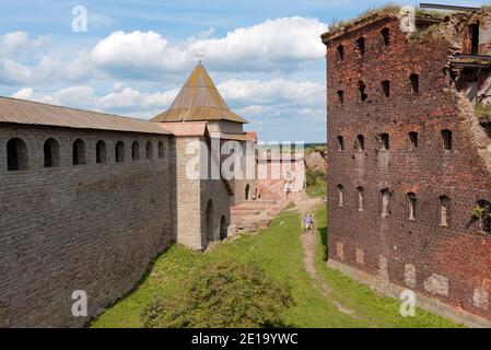 Die Menschen in der Festung Oreschek bei St. Petersburg, Russland. Gegründet im Jahr 1323, stark beschädigt im Zweiten Weltkrieg, ist die Festung als UNESCO-Weltkulturerbe Stockfoto