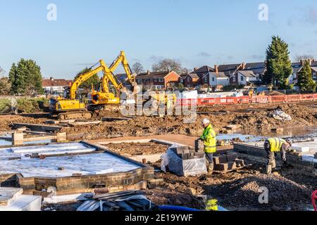 Grundsteine für neue Häuser werden auf einer Baustelle in Kingsholm, Gloucester, Großbritannien, gelegt Stockfoto