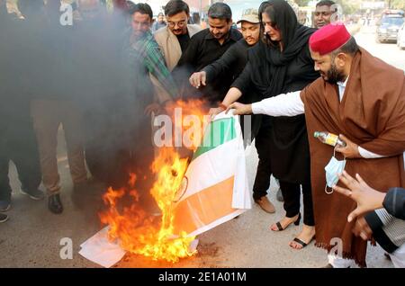 Mitglieder des sunnitischen Tehreek veranstalten am Dienstag, dem 05. Januar 2021, im Hyderabad-Presseclub eine Protestdemonstration gegen indische Streitkräfte und Regierungsangriffe und bringen ihre Solidarität mit den Menschen in Kaschmir zum Ausdruck. Stockfoto