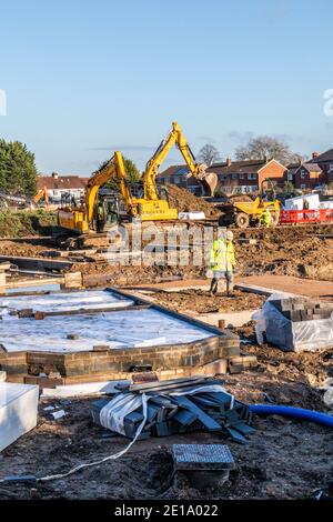 Grundsteine für neue Häuser werden auf einer Baustelle in Kingsholm, Gloucester, Großbritannien, gelegt Stockfoto