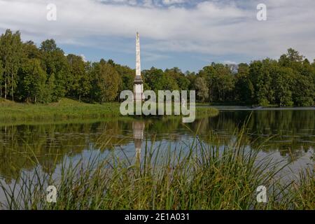 Cesme Obelisk am Ufer des Sees Beloye im Park von Gatchina Palast, Gatchina in der Nähe von St. Petersburg, Russland Stockfoto