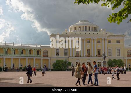 Die Menschen in Pawlowsk Palast, ehemalige kaiserliche Residenz, jetzt das Staatliche Museum Pawlowsk in Pawlowsk bei St. Petersburg, Russland Stockfoto