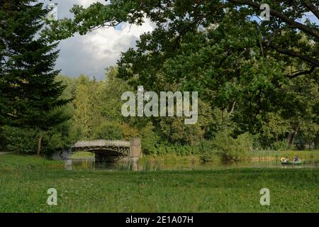 Menschen Bootfahren auf dem Teich im Park des Staatlichen Museums-Reserve Pavlovsk, Pavlovsk in der Nähe von St. Petersburg, Russland Stockfoto