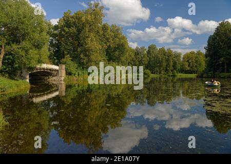 Menschen Bootfahren auf dem Teich im Park des Staatlichen Museums-Reserve Pavlovsk, Pavlovsk in der Nähe von St. Petersburg, Russland Stockfoto