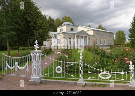 Rosenpavillon im Park des Staatlichen Museums-Reserve Pavlovsk in Pavlovsk bei St. Petersburg, Russland Stockfoto