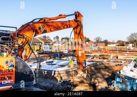 Grundsteine für neue Häuser werden auf einer Baustelle in Kingsholm, Gloucester, Großbritannien, gelegt Stockfoto