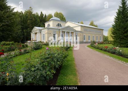 Rosenpavillon im Park des Staatlichen Museums-Reserve Pavlovsk in Pavlovsk bei St. Petersburg, Russland Stockfoto