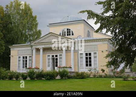 Rosenpavillon im Park des Staatlichen Museums-Reserve Pavlovsk in Pavlovsk bei St. Petersburg, Russland Stockfoto