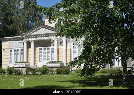 Rosenpavillon im Park des Staatlichen Museums-Reserve Pavlovsk in Pavlovsk bei St. Petersburg, Russland Stockfoto