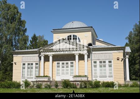 Rosenpavillon im Park des Staatlichen Museums-Reserve Pavlovsk in Pavlovsk bei St. Petersburg, Russland Stockfoto