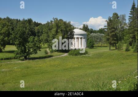 Pavillon Tempel der Freundschaft, erstellt von dem Architekten Charles Cameron im Jahr 1782, im Park von Pavlovsk in der Nähe von St. Petersburg, Russland Stockfoto