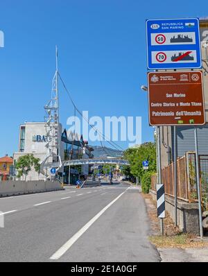 Dogana, San Marino - 16. Juni 2019: Spire Zeichen und Fußgängerbrücke am Eingang in der Republik San Marino. Stockfoto