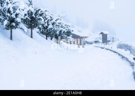 Winterschneetag. Gruppe von Wanderern in den Winterbergen hinauf. Hochwertige Fotos Stockfoto