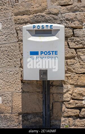 San Marino - 16. Juni 2019: White Mail Box an der Wall Poste in der Republik San Marino. Stockfoto