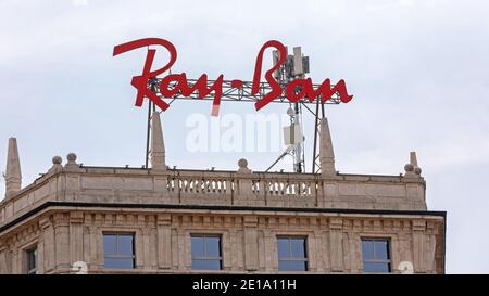 Mailand, Italien - 15. Juni 2019: Großes rotes Ray-Ban-Schild am Dach des Gebäudes in Mailand, Italien. Stockfoto