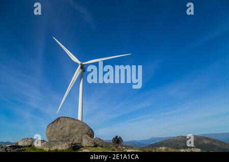 Wind-Turbine-Generator an der Spitze eines Hügels zur Herstellung von sauberer und erneuerbarer Energie in der Nähe von Fafe, Portugal Stockfoto