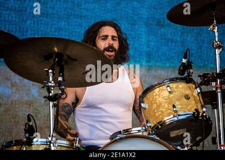 Odense, Dänemark. Juni 2016. Die amerikanische Rockband Band of Horses spielt ein Live-Konzert während des dänischen Musikfestivals Tinderbox 2016 in Odense. Hier ist Drummer Creighton Barrett live auf der Bühne zu sehen. (Foto: Gonzales Photo - Lasse Lagoni). Stockfoto