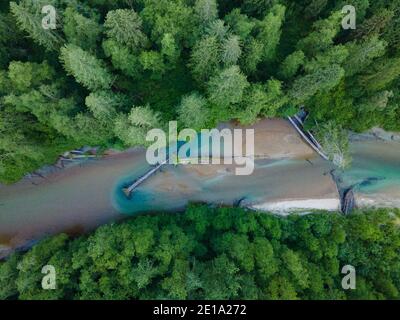 Luftaufnahme von Laichplätzen für Sockeye-Lachs in einem alpinen Bach im Fraser River Valley, British Columbia, Kanada. Stockfoto