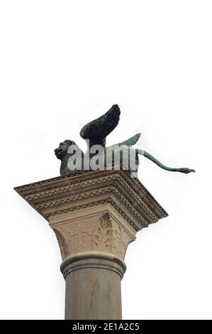 Die geflügelte Löwe Bronzestatue, Symbol von Venedig isoliert auf weißem Hintergrund Stockfoto