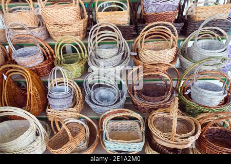 Bunte Korbkörbe stehen auf dem Marktplatz. Sie nimmt die gesamte Oberfläche des Bildes ein. Nahaufnahme. Stockfoto