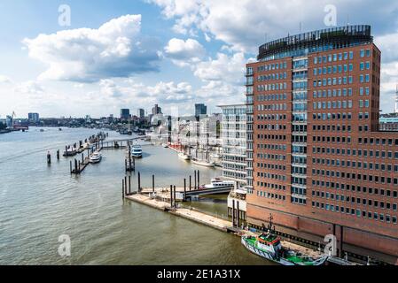 Hamburg, Deutschland - 21. August 2019: Übersicht über das Hanseatic Trade Center (HTC) und das Columbus Haus, modernes Bürogebäude in der HafenCity, im Hafen Stockfoto