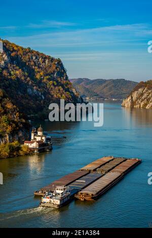 Carbo Schiff vorbei Mraconia Kloster auf rumänischer Seite von Schlucht des Flusses Djerdap Stockfoto