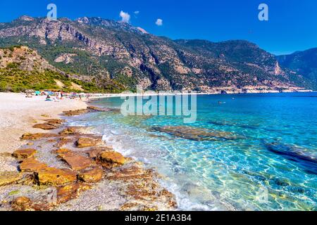 Azurblaues Wasser und Kiesstrand in Oludeniz, Türkische Riviera, Türkei Stockfoto