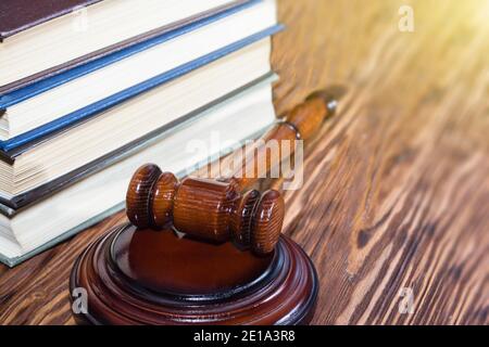 Hammer Richter auf dem Hintergrund eines Stapels von Büchern. Stockfoto