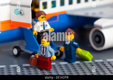 Tambov, Russische Föderation - 02. Januar 2021 Lego Geschäftsleute minifiguren zu Fuß aus einem privaten Jet. Stockfoto