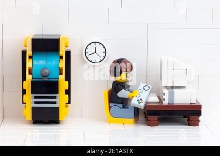 Tambow, Russische Föderation - 03. Januar 2021 Lego Gamer Minifigur sitzt hinter einem Computer und spielt Videospiele. Stockfoto