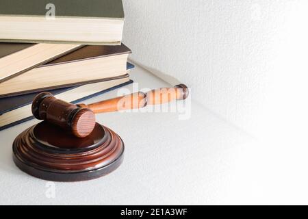 Hammer Richter auf dem Hintergrund eines Stapels von Büchern, das Bild auf einem hellen Hintergrund Stockfoto