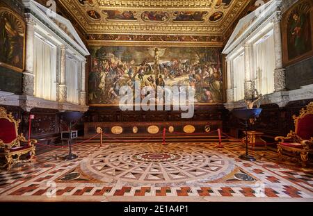 Herrliche Sala dell’Albergo in Scuola Grande di San Rocco mit Tintoretto Kreuzigung, Venedig, Venetien, Italien Stockfoto