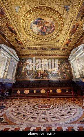 Herrliche Sala dell’Albergo in Scuola Grande di San Rocco mit Tintoretto Kreuzigung, Venedig, Venetien, Italien Stockfoto