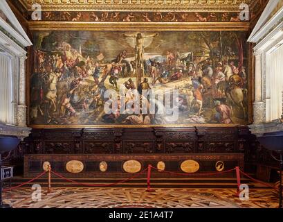 Herrliche Sala dell’Albergo in Scuola Grande di San Rocco mit Tintoretto Kreuzigung, Venedig, Venetien, Italien Stockfoto