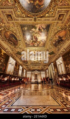 Prachtvoller Sala Superiore oder La Sala Capitolare, Kapitelsaal - Innenraum des oberen Saals dekoriert von Tintoretto, Scuola Grande di San Rocco, Venedig, Vene Stockfoto