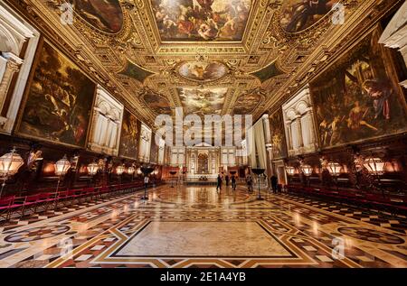 Prachtvoller Sala Superiore oder La Sala Capitolare, Kapitelsaal - Innenraum des oberen Saals dekoriert von Tintoretto, Scuola Grande di San Rocco, Venedig, Vene Stockfoto