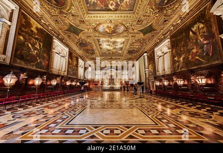 Prachtvoller Sala Superiore oder La Sala Capitolare, Kapitelsaal - Innenraum des oberen Saals dekoriert von Tintoretto, Scuola Grande di San Rocco, Venedig, Vene Stockfoto